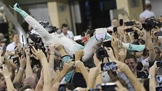 KRÁL JE MRTEV, AŤ ŽIJE KRÁL! Nico Rosberg slaví titul mistra světa ve formuli 1.