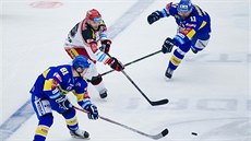 Momentka z utkání mezi hokejisty Hradce Králové a Zlína (modrá)