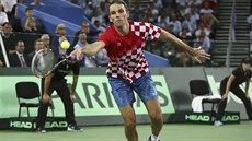 Chorvatský tenista Ivo Karlovi returnuje v rozhodující dvouhe ve finále Davis...