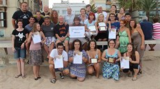 Civilní fotografie ústeckého sboru se �pan�lskými trofejemi z festivalu Canco...