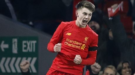 Liverpoolský fotbalista Benjamin Woodburn se raduje z gólu v utkání Ligového...