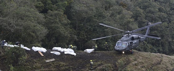 Záchranáři na místě pádu letadla u kolumbijského města Medellín (29. listopadu...