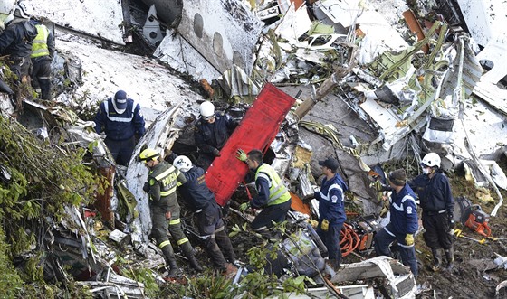 Trosky letadla, v němž po pádu zahynulo 71 lidí včetně fotbalistů Chapecoense.