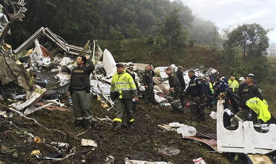 Záchranái na míst pádu letadla u kolumbijského msta Medellín (29. listopadu...