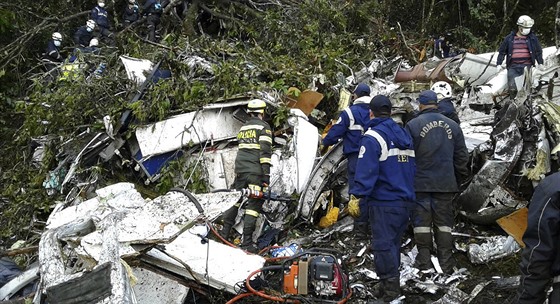 Záchranáři na místě pádu letadla u kolumbijského města Medellín (29. listopadu...