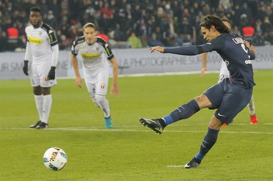 Edinson Cavani z Paris St. Germain stílí penaltu v utkání proti Angers.