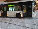 Liberec je pod snhem, autobusy nabírají zpodní