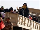 Iráané prchají ze svých zniených domov v Mosulu. Odváejí je lenové...