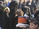 Íráané ekají mimo Mosul na humanitární pomoc. I po esti týdnech od zaátku...