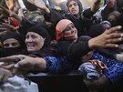 Civilisté pi dodávce jídla a obleení ve tvrti Samah v Mosulu. Osvobození...