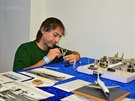 Martin N�mec d�v� do po��dku sv�j model letadla Vought Kingfisher po dlouh�...