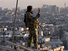 Vojáci syrské armády slaví dobytí východní ásti Aleppa (28. listopadu 2016).