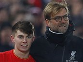 Liverpoolsk trenr Jrgen Klopp a zlonk Benjamin Woodburn po utkn...