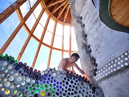 Domm se íká Earthship/Zemlo. Stavba z pneumatik si sama topí, vytváí...