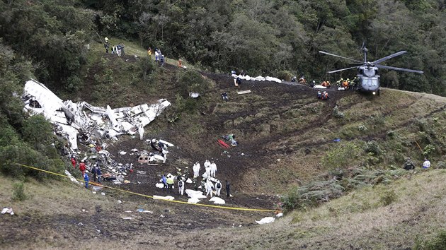 Záchranáři na místě pádu letadla u kolumbijského města Medellín (29. listopadu 2016)