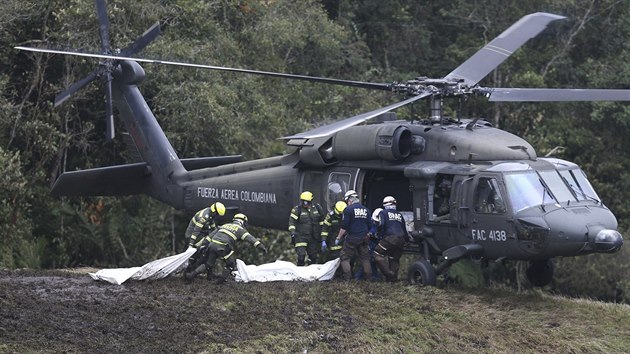 Záchranáři na místě pádu letadla u kolumbijského města Medellín (29. listopadu 2016)