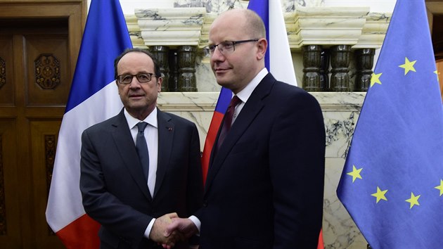 Premir Bohuslav Sobotka a francouzsk prezident Franois Hollande se seli 30. listopadu v Praze.