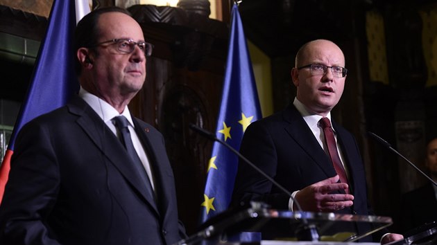 Premir Bohuslav Sobotka (vpravo) a francouzsk prezident Franois Hollande na tiskov konferenci 30. listopadu v Praze.