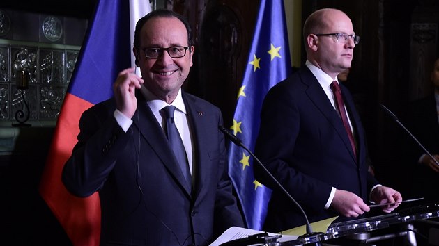 Premir Bohuslav Sobotka (vpravo) a francouzsk prezident Franois Hollande na tiskov konferenci 30. listopadu v Praze.