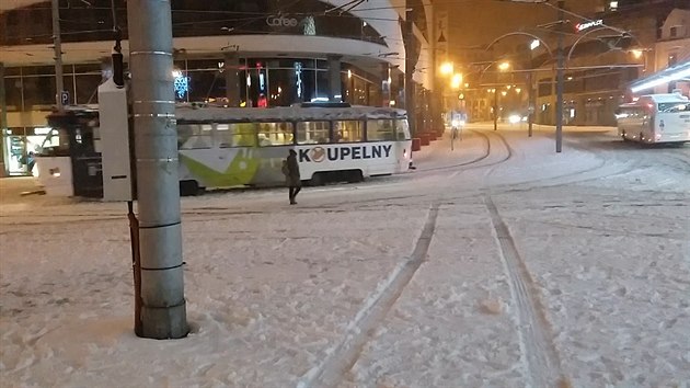 Liberec ve stedu pekvapilo vydatn snen. Autobusy MHD nabraj a tyicetiminutov zpodn (30.11.2016).