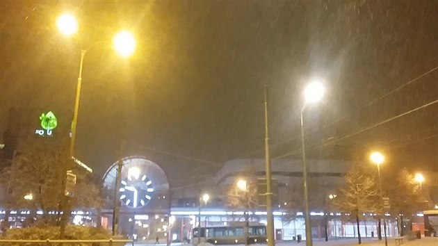 Liberec ve středu překvapilo vydatné sněžení. Autobusy MHD nabírají až čtyřicetiminutová zpoždění (30.11.2016).