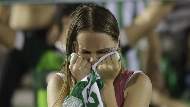 Zdrcená fanynka fotbalového týmu Chapecoense, jehož většina členů zahynula při letecké havárii v Kolumbii (29.11.2016)