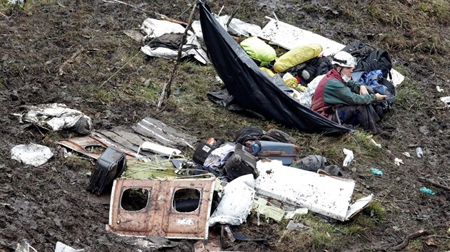 Záchranáři prohledávají trosky zříceného letadla s fotbalovým týmem Chapecoense (29.11.2016)