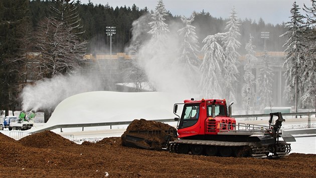 Vysočina Arena u Nového Města na Moravě se připravuje na světový pohár v biatlonu. Sněhová děla díky mrazivému počasí vyrábí sníh, pořadatelé závodů odkrývají i štěpkou dosud přikrytý zásobník sněhu z loňského roku.