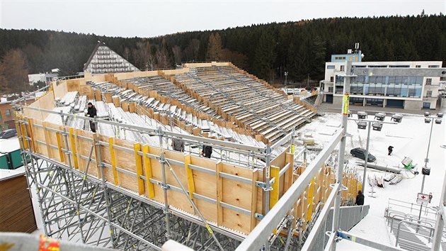 Vysoina Arena u Novho Msta na Morav se pipravuje na svtov pohr v biatlonu. Snhov dla dky mrazivmu poas vyrb snh, poadatel zvod odkrvaj i tpkou dosud pikryt zsobnk snhu z loskho roku a stav nov tribuny.