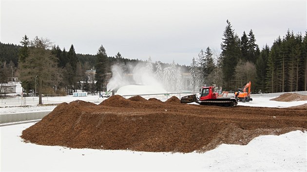 Vysoina Arena u Novho Msta na Morav se pipravuje na svtov pohr v biatlonu. Snhov dla dky mrazivmu poas vyrb snh, poadatel zvod odkrvaj i tpkou dosud pikryt zsobnk snhu z loskho roku a stav nov tribuny.