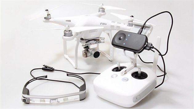 Dron DJI Phantom 3 Advanced a brýle Epson Moverio BT-300