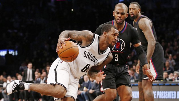 Sean Kilpatrick (v blm) z Brooklynu najd na ko LA Clippers kolem Chrise Paula.