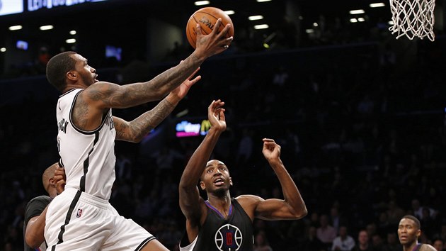 Sean Kilpatrick (v blm) z Brooklynu zakonuja na ko LA Clippers pes Luca Richarda Mbah a Mouteho.