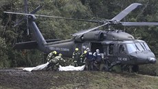 Záchranái na míst pádu letadla u kolumbijského msta Medellín (29. listopadu...