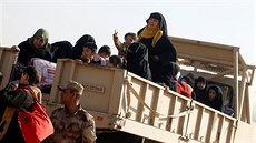 Iráané prchají ze svých zniených domov v Mosulu. Odváejí je lenové...