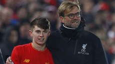 Liverpoolský trenér Jürgen Klopp a zálo�ník Benjamin Woodburn po utkání...