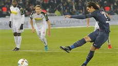 Edinson Cavani z Paris St. Germain střílí penaltu v utkání proti Angers.