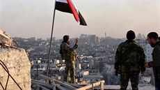 Vojáci syrské armády slaví dobytí východní ásti Aleppa (28. listopadu 2016).