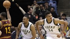 Janis Adetokunbo (vpravo) a Jabari Parker z Milwaukee slaví ko proti...