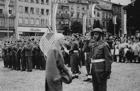 Do jara roku 1945 bývaly na jihlavském námstí vidt hákové kíe. Krátce po...