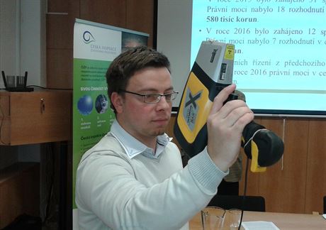 Inspektor Martin Marko pedvádí nový spektrometr, který usnaduje práci IP...
