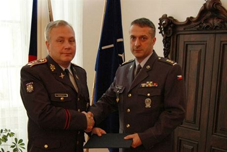 Petr Prskavec (vpravo) pi jmenování do ela Hradní stráe (18. prosince 2015)