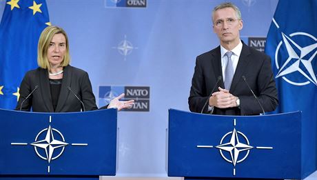 éfka unijní diplomacie Federica Mogheriniová a generání tajemník NATO Jens...