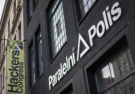 Kavárna Paralelní Polis v Holeovicích. Vedení podniku odmítá EET (1.12.2016).