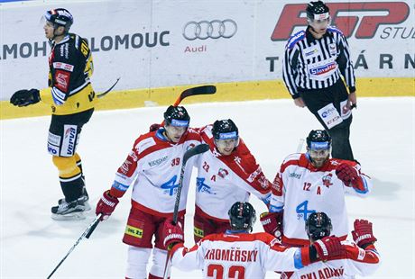 Radost hokejist Olomouce z gólu v utkání proti Litvínovu.