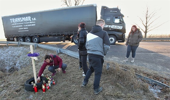 Už druhý den po tragické havárii vytvořili kamarádi mrtvých mladíků u silnice pietní místo.