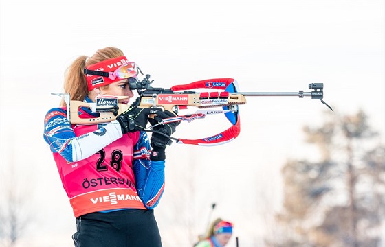 Gabriela Koukalov se sousted na stelbu pi sprintu v stersundu.