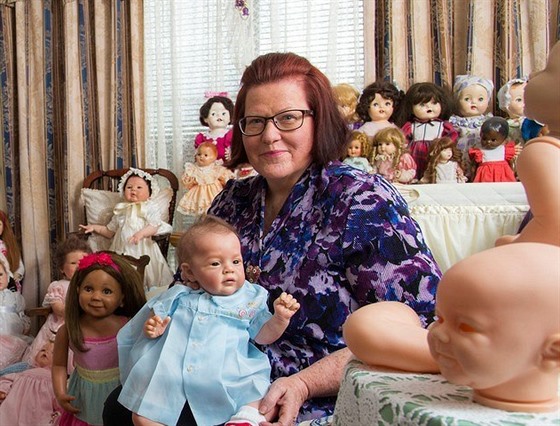 Betty Badingová má sbírku panenek. Jedna z nich vypadá jako její zesnulý syn. 