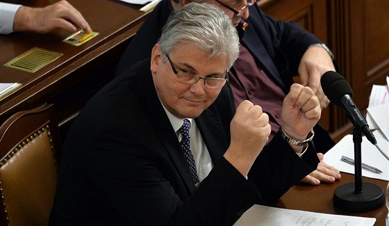 Ministr zdravotnictví Miloslav Ludvík drží palce schválení protikuřáckého...