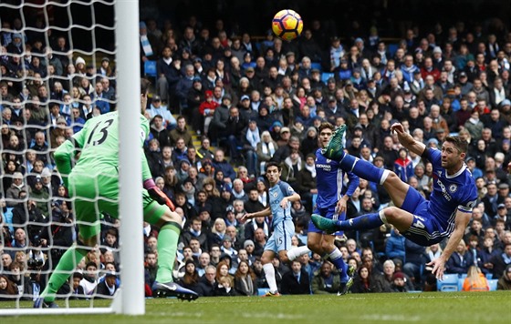 SMOLNÝ ZÁKROK. Kapitán Chelsea Gary Cahill chtl zablokovat centr Jesúse...